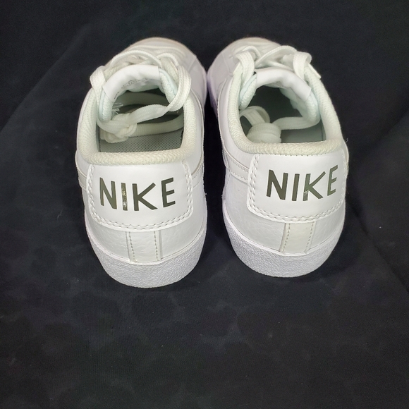 Nike Blazer Low '77 ' White Flat Pewter' DA4074-110 5.5Y Boys Only Tried On - Picture 5 of 13